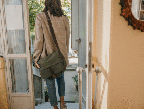 Oración para Calmar el Corazón Antes de Salir de Casa 🙏🌤️