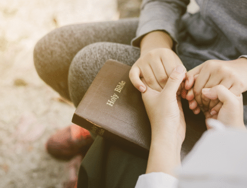 Oración para calmar el corazón: Dios también está en el silencio