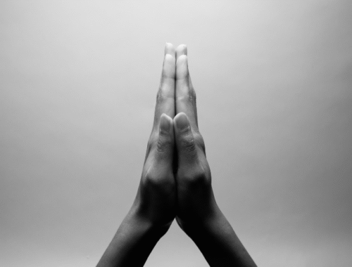 Oración para calmar el corazón: Dios también está en el silencio