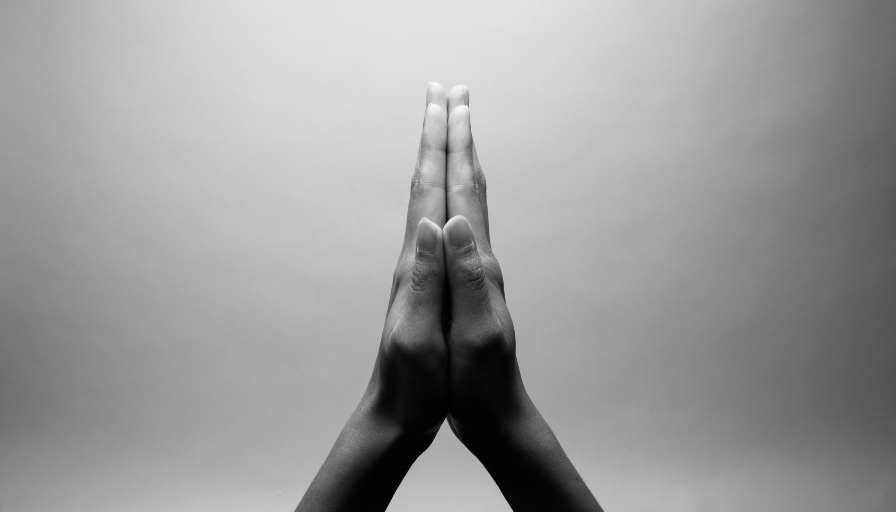 Oración para calmar el corazón: Dios también está en el silencio